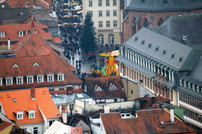 Zooming into the Christmas Market at Marketplatz